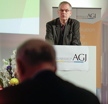 Abteilungsleiter Rolf Diener halt die Rede für den Stifter des Preises