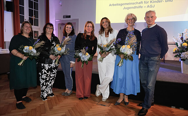 Die Preisträger*innen des Deutschen Kinder- und Jugendhilfepreises 2024 (v.l.n.r.): Dr. Meike Wittfeld, Birgit Dunschen und Sarah Stage für das Kath. Kinder- und Familienzentrum St. Augustinus, Katharina Wolff, Jasmin Cilesiz, Anke Kotkamp und Hubert Hellmann für das Paul Gerhardt Werk