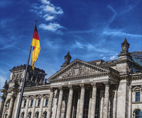 Das Eingangsportal des Bundestags von außen